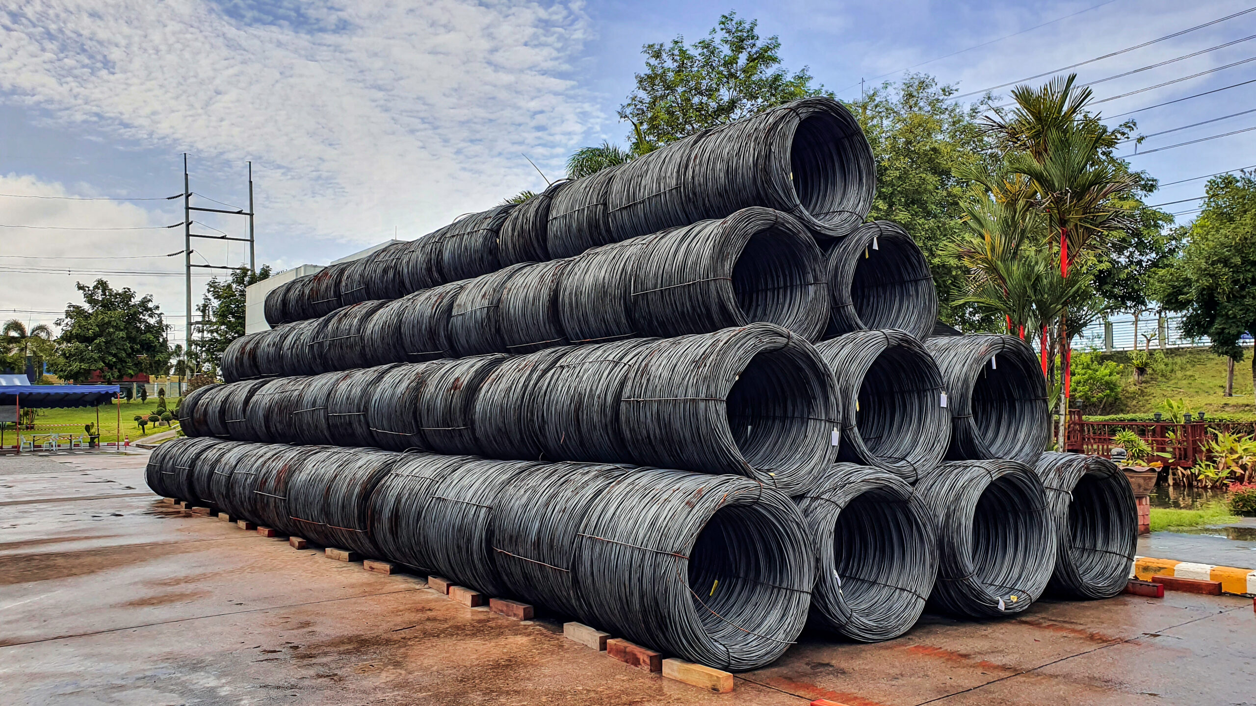 Stacked of high carbon wire rod for heavy industry production,Pile of metal steel wire roll for construction site, concrete usage and building construction